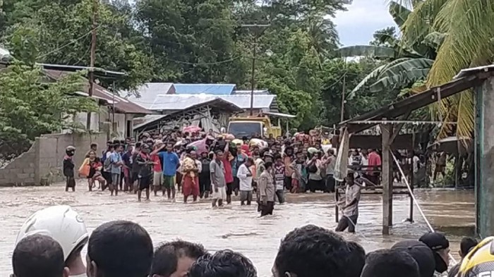 Banjir Bandang di NTT, Warga Butuh Tempat Mengungsi-Makanan People walk amid debris at a village affected by flood in Ile Ape, on Lembata Island, East Nusa Tenggara province, Indonesia, Sunday, April 4, 2021 photo. Multiple disasters caused by torrential rains in eastern Indonesia have left dozens of people dead or missing while displacing thousands, the country's disaster relief agency said Monday.