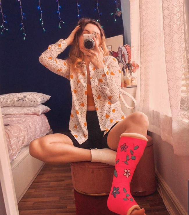 Di Instagramnya, Becca menulis di bionya bahwa dia adalah adovokat kesatan mental. Becca sadar bahwa memiliki kekurangan bisa membuat seseorang terganggu jiwa dan mentalnya. Foto: Dok. Instagram/@beccabutcherx