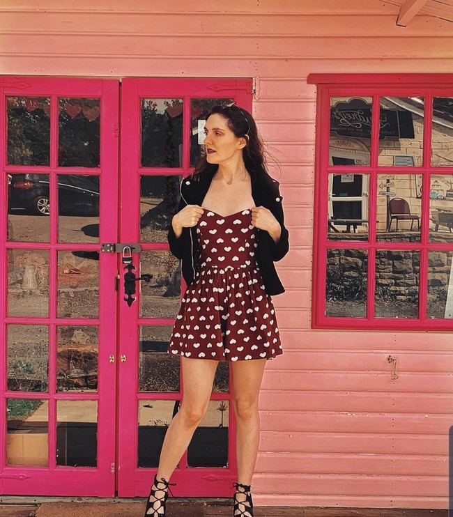 Aku tahu sebagian besar wanita pasti akan mengambil ksempatan untuk operasi payudara, tapi aku tidak ingin mengubah diriku. Sejak awal, aku hanya ingin tahu apa yang terjadi dengan bentuk payudaraku, ungkap Becca, seperti dikutip dari Daily Star. Foto: Dok. Instagram/@beccabutcherx