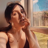 Becca mendapatkan operasi payudara gratis dari NHS, namun ia menolaknya. Tapi, Becca menolak implan payudara yang ditawarkannya. Foto: Dok. Instagram/@beccabutcherx