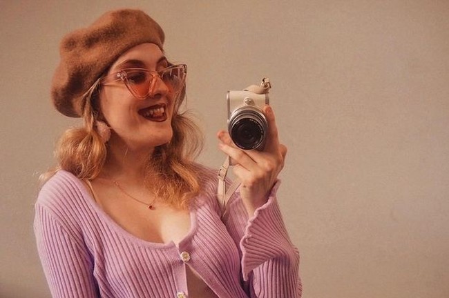 Wanita bernama Becca Butcher ini hidup dengan satu payudara. Wanita 24 tahun itu memiliki sindrom langka yang hanya dialami satu dari 20 ribu orang. Foto: Dok. Instagram