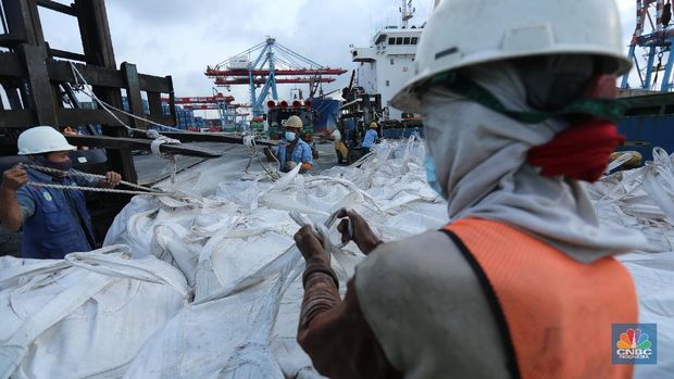 Buruh angkut pelabuhan mengangkut karung pupuk subsidi dari kapal saat bongkar muat di Pelabuhan Tanjung Priok, Jakarta, Senin (5/4/2021). Kementrian Pertanian mengungkapkan bahwa realisasi penyaluran pupuk subsidi telah mencapai 1,9 juta ton atau setara 21% dari alokasi tahun 2021 sebesar 9,04 juta ton dan 1,5 juta liter pupuk organik cair. (CNBC.Indonesia/ Tri Susilo)