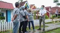 Acting Business Development Manager PT East West Seed Indonesia (Ewindo) Ridho Bilhaq berbincang dengan Ketua Perhimpunan Hiroponik Indonesia (Perhindo) Jatmiko Pambudi dan Pengurus Perhindo Jawa Barat di sela acara Pelantikan Pengurus Perhindo Jawa Barat di area Urban Farming Center Kantor Pusat Riset dan Pengembangan Ewindo di Purwakarta, Jawa Barat. Foto: dok. Ewindo