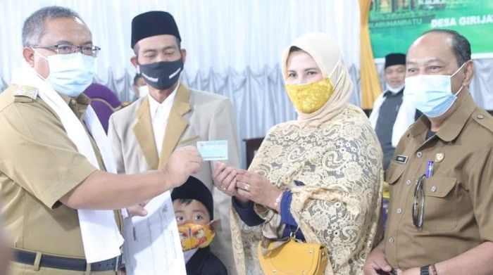 Cerita haru pasangan yang sudah 34 tahun menikah baru punya buku nikah