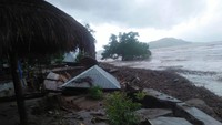 Banjir bandang dipicu hujan dengan intensitas tinggi di daerah tersebut. Jumlah 11 orang tewas berdasarkan data yang dihimpun per Minggu (5/4) pukul 19.00 Wita. (dok BNPB)