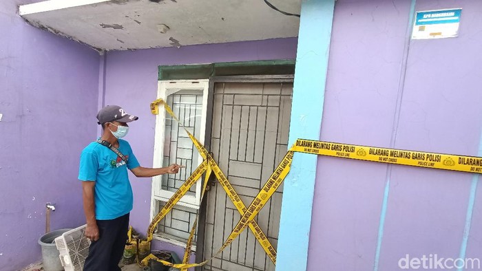 Densus 88 geledah sebuah rumah terduga teroris di Karawang