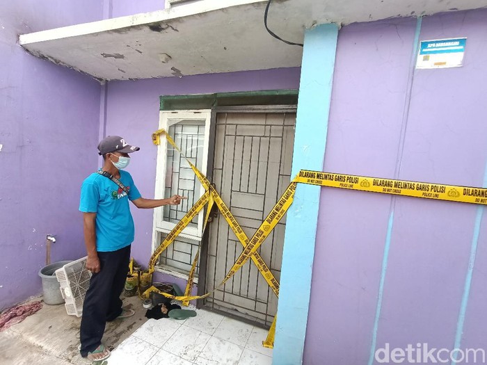 Densus 88 geledah sebuah rumah terduga teroris di Karawang