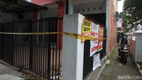 Terlihat garis polisi menutup pagar kantor Syam Organizer usai penggeledahan.