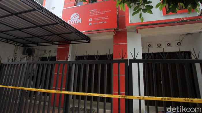 Garis polisi dipasang di Kantor Syam Organizer, Yogyakarta. Kantor ini digeledah Densus 88 pada hari Minggu (4/4).