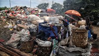 Menurut salah satu pemulung, COVID-19 tidak membuatnya takut bekerja mencari sampah, karena kebutuhan ekonomi lebih penting.