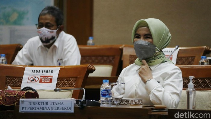 Direktur Utama PT Pertamina, Nicke Widyawati, berbincang dengan Ketua Komisi VII DPR Alex Noerdin dan Wakil Ketua Komisi VII DPR Sugeng Suparwoto sebelum mengikuti rapat dengar pendapat dengan Komisi VII DPR di Gedung Parlemen, Senayan, Jakarta, Senin (05/04/2021).
