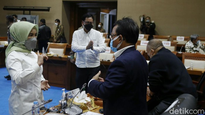 Dirut Pertamina Raker Bareng DPR Bahas Kebakaran Kilang Minyak Direktur Utama PT Pertamina, Nicke Widyawati, berbincang dengan Ketua Komisi VII DPR Alex Noerdin dan Wakil Ketua Komisi VII DPR Sugeng Suparwoto sebelum mengikuti rapat dengar pendapat dengan Komisi VII DPR di Gedung Parlemen, Senayan, Jakarta, Senin (05/04/2021).
