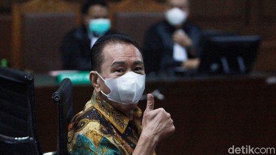 Tok! Jempol Djoko Tjandra saat Divonis 4,5 Tahun Penjara