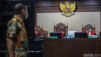 Hakim mengatakan Djoko Tjandra memberi uang ke Irjen Napoleon Bonaparte senilai SGD 200 ribu dan USD 370 ribu, dan Brigjen Prasetijo Utomo USD 100 ribu melalui Tommy Sumardi. Selain itu, USD 500 ribu ke Pinangki Sirna Malasari melalui Andi Irfan Jaya.  