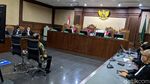 Tok! Jempol Djoko Tjandra saat Divonis 4,5 Tahun Penjara