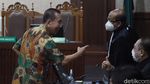 Tok! Jempol Djoko Tjandra saat Divonis 4,5 Tahun Penjara