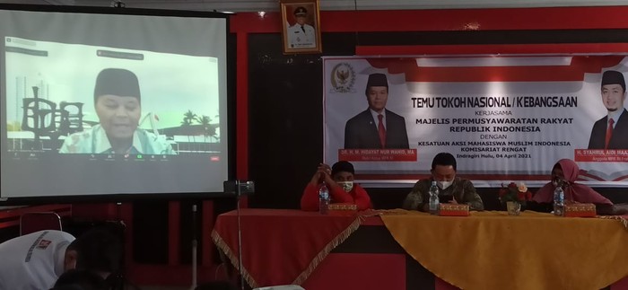 HNW saat menjadi pembicara pada acara Temu Tokoh Nasional, kerja sama MPR dengan Kesatuan Aksi Mahasiswa Muslim Indonesia (KAMMI) Komisariat Rengat,  Indragiri Hulu Provinsi Riau