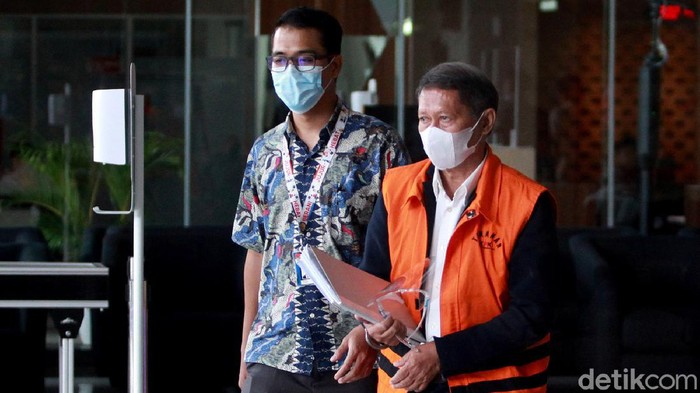 Tersangka mantan Direktur Utama PT Pelindo II (Persero) Richard Joost Lino tiba di gedung KPK, Jakarta, Senin (5/4/2021) usai menjalani pemeriksaan.