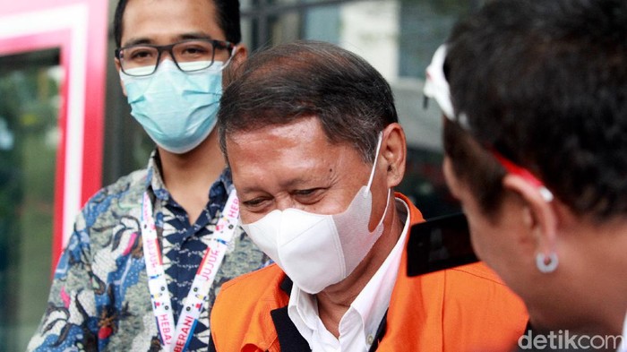 Tersangka mantan Direktur Utama PT Pelindo II (Persero) Richard Joost Lino tiba di gedung KPK, Jakarta, Senin (5/4/2021) usai menjalani pemeriksaan.