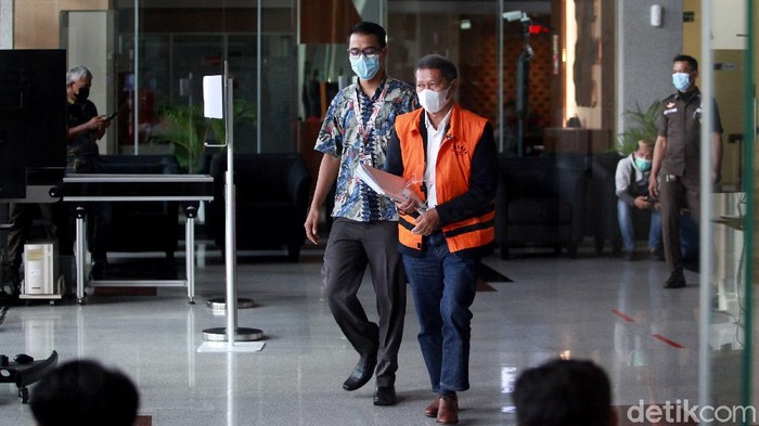 Eks Dirut Pelindo II RJ Lino Diperiksa KPK Tersangka mantan Direktur Utama PT Pelindo II (Persero) Richard Joost Lino tiba di gedung KPK, Jakarta, Senin (5/4/2021) usai menjalani pemeriksaan.