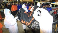 Petugas SAR gabungan membawa Jenazah anak Buah Kapal (ABK) KM Barokah Jaya yang tenggelam saat evakuasi di pelabuhan ikan Eretan wetan, Kandanghaur, Indramayu, Jawa Barat, Minggu (4/4/2021) malam.