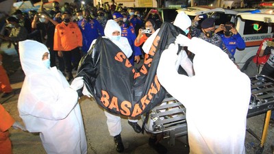 Korban Kapal Tenggelam di Indramayu Dievakuasi