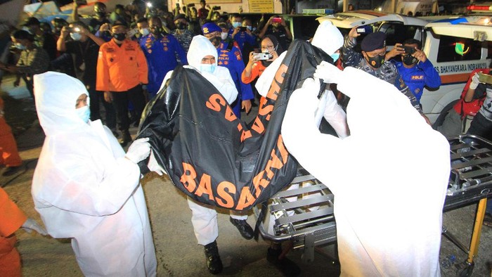 EVAKUASI ABK BAROKAH JAYA Petugas SAR gabungan membawa korban Anak Buah Kapal (ABK) KM Barokah Jaya yang tenggelam saat evakuasi di pelabuhan ikan Eretan wetan, Kandanghaur, Indramayu, Jawa Barat, Minggu (4/4/2021) malam. Sebanyak 15 ABK yang selamat dan dua orang meninggal dunia berhasil dievakuasi, sementara 15 orang lainnya masih belum ditemukan. ANTARA FOTO/Dedhez Anggara/nz.