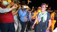 Sejumlah ABK KM Barokah Jaya yang selamat tiba di pelabuhan ikan Eretan wetan, Kandanghaur, Indramayu, Jawa Barat, Minggu (4/4/2021) malam.