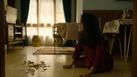 Lulu Tobing memerankan sosok seorang ibu yang memiliki gangguan mental karena trauma masa lalu.  (dok. Falcon Pictures)