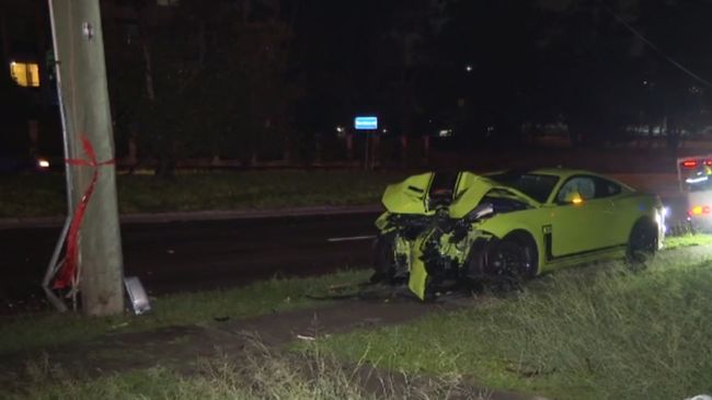 Duh! Mobil Sport Seumur Jagung Ringsek Hantam Tiang Listrik, yang Nyupir Baru Dapat SIM
