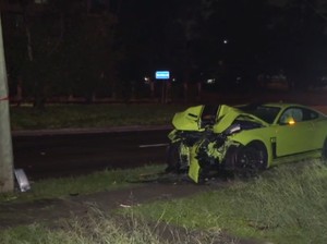 Duh! Mobil Sport Seumur Jagung Ringsek Hantam Tiang Listrik, yang Nyupir Baru Dapat SIM