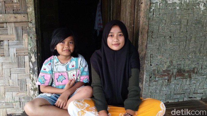 Gadis di Pandeglang tinggal bersama keponakannya di rumah nyaris ambruk
