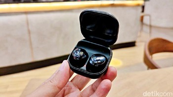 Samsung merilis Galaxy Buds Pro yang dibanderol Rp 3 juta. Ini adalah perangkat earphone true wireless stereo (TWS) terbaik dari mreka. Banyak fitur yang diberikan Samsung pada Galaxy Buds Pro, namun ANC paling utamannya. Fitur tersebut mampu meredam suara bising kendaraan ataupun gemuruh hujan dengan cukup baik. Pengguna dimungkinkan untuk mengatur kuat lemahnya peredaman. Menariknya ada fitur voice detect, ketika dinyalakan secara otomatis mengecilkan suara musik dan mengaktifkan suara sekitar saat mendeteksi suara pengguna. (Foto: Adi Fida Rahman/detikINET)