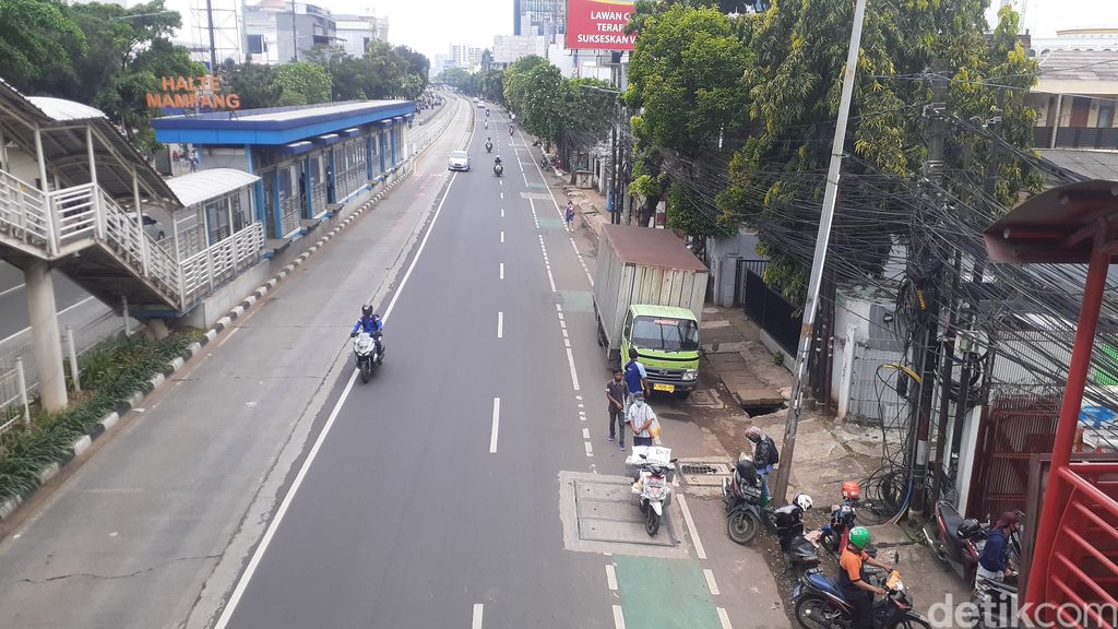 Galian SJUT di Jl Mampang Prapatan Raya, 5 April 2021. (Afzal Nur Iman/detikcom)