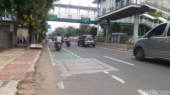 Galian SJUT di Jl Mampang Prapatan Raya, 5 April 2021. (Afzal Nur Iman/detikcom)