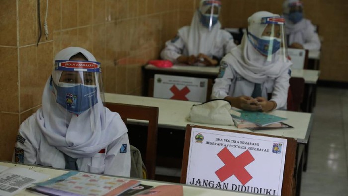 Gubernur Jateng Ganjar Pranowo sidak sekolah tatap muka di SMAN 4 Semarang dan SMAN 1 Ungaran, Senin (5/4/2021). Gubernur Jateng Ganjar Pranowo sidak sekolah tatap muka di SMAN 4 Semarang dan SMAN 1 Ungaran, Senin (5/4/2021).