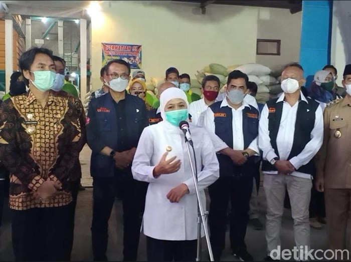 Larangan mudik 2021 sudah final. Gubernur Khofifah Indar Parawansa meminta warga Jatim bersabar karena kasus COVID-19 belum benar-benar melandai.