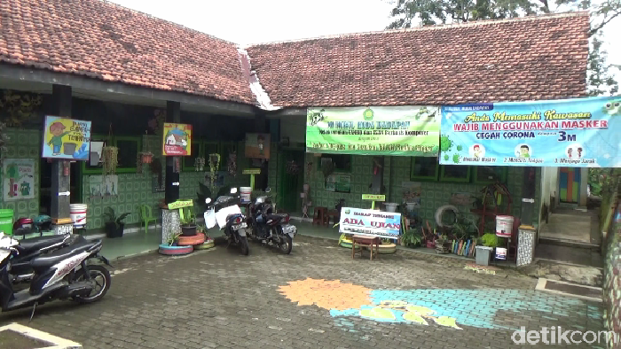 guru sulut siswanya dengan korek api