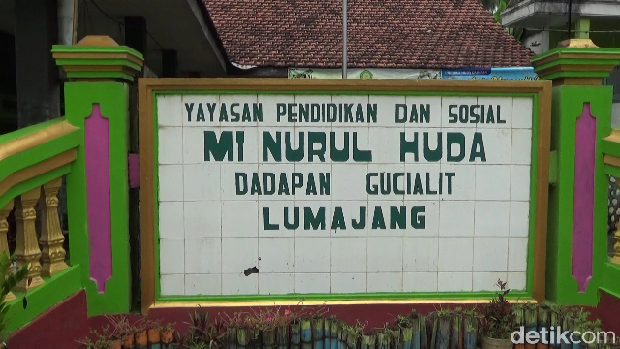 guru sulut siswanya dengan korek api