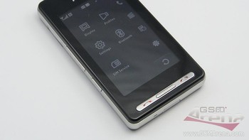 LG Prada adalah ponsel stylish yang merupakan hasil kolaborasi dengan rumah mode ternama asal Italia tersebut. Ini adalah ponsel pertama yang mengusung layar sentuh kapasitif. Foto: GSM Arena