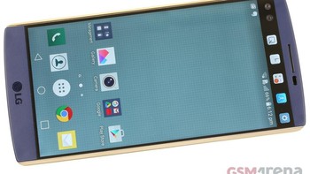 LG V10 jadi ponsel pertama di dunia yang mengenalkan dua kamera depan untuk mengambil selfie ultra-wide. Ponsel ini juga memiliki desain yang unik berkat layar sekunder di samping kamera depannya. Foto: GSM Arena