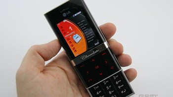 LG juga meluncurkan beberapa ponsel fashion lainnya di seri Black Label, termasuk LG Chocolate Platinum. Ponsel ini hadir dalam edisi terbatas yang baris di bawah layarnya terbuat dari emas 14 karat. Foto: GSM Arena