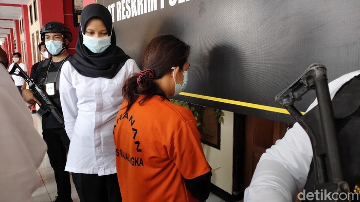 Seorang ibu di Kabupaten Majalengka menjual anak kandungnya sendiri kepada pria hidung belang. Ibu berinisial TA (45) ini menjual anaknya Y (25) dengan tarif Rp 400 ribu hingga Rp 500 ribu.
