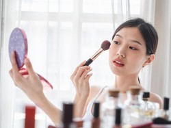 5 Kesalahan Fatal yang Bikin Make Up Kamu Oksidasi dan Nggak Flawless