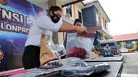 Kemudian korban di TKP kedua, bernama Takdir Sunariati (21) warga Sendangsari, Pengasih. Untuk modus di TKP ini masih dalam proses pendalaman polisi.  