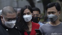 Sierra menggandeng Razman Arif Nasution sebagai pengacaranya. Dia (Siera) ini berkenalan dengan salah satu guru besar, Profesor M, guru besar di salah satu perguruan tinggi negeri favorit di Indonesia, salah satunya di Kota Bandung. Dan Mr M ini juga adalah komisaris independen, komisaris independen di BUMN terkemuka.