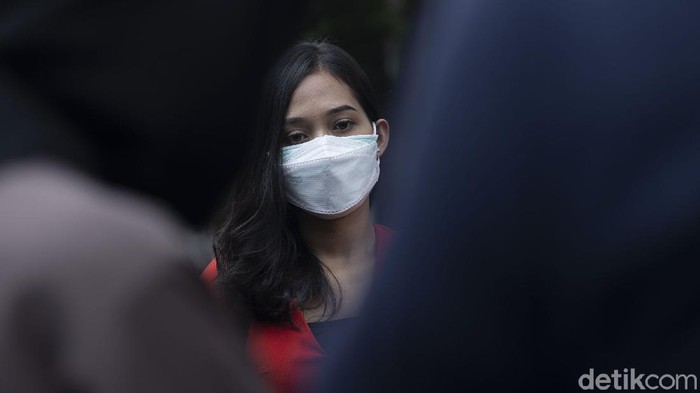 Finalis Miss Landscape International 2019 perwakilan Indonesia Era Setiyowati (Sierra), datang ke kantor Komisi Perlindungan Anak Indonesia (KPAI) untuk melaporkan suami sirinya.