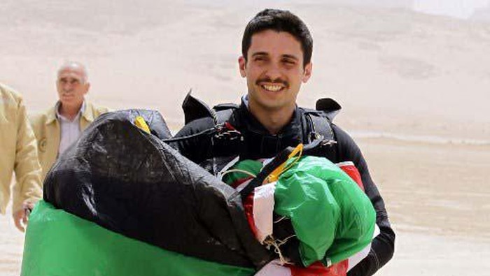Ini Sosok Pangeran Hamzah yang Jadi Tahanan Rumah Jordanian Prince Hamzah bin al-Hussein, president of the Royal Aero Sports Club of Jordan, carries a parachute during a media event to announce the launch of
