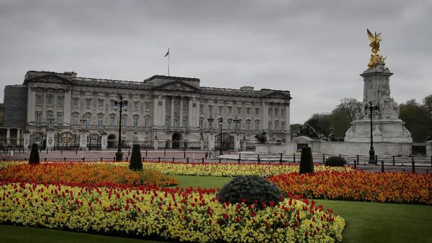 A display of tulips and wallflowers near a deserted Buckingham Palace, as the country continues its lockdown in an attempt to control the spread of the coronavirus, in London, Saturday, April 18, 2020. (AP Photo/Kirsty Wigglesworth)