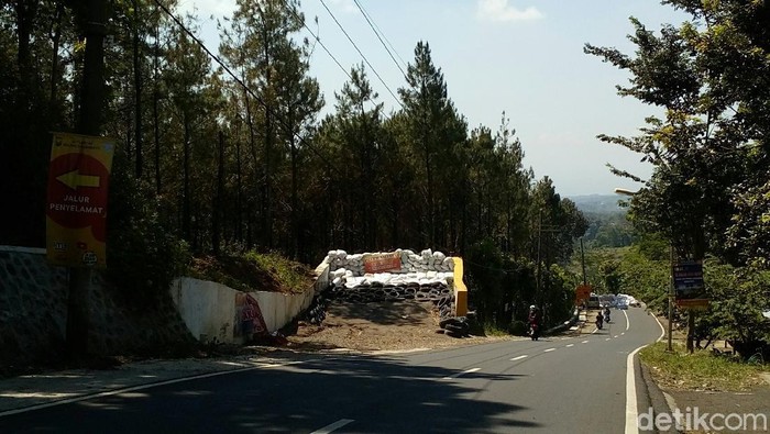 Kecelakaan kerap terjadi gara-gara kendaraan mengalami rem blong di jalur ekstrem wisata Pacet, Mojokerto. Ini beberapa tips untuk mencegah rem blong di jalur tersebut.